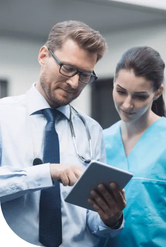 Um homem auxiliando uma mulher com tecnologia