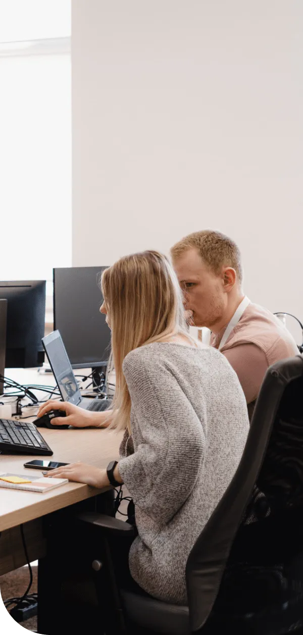 Pessoas trabalhando em computadores